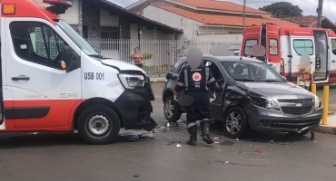 Ambulância do SAMU que seguia para realizar atendimento se envolve em acidente em Patos de Minas 