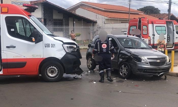 Ambulância do SAMU que seguia para realizar atendimento se envolve em acidente em Patos de Minas 