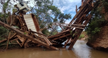 Ponte de madeira na região de Major Porto quebra e caminhão caçamba fica dependurado 