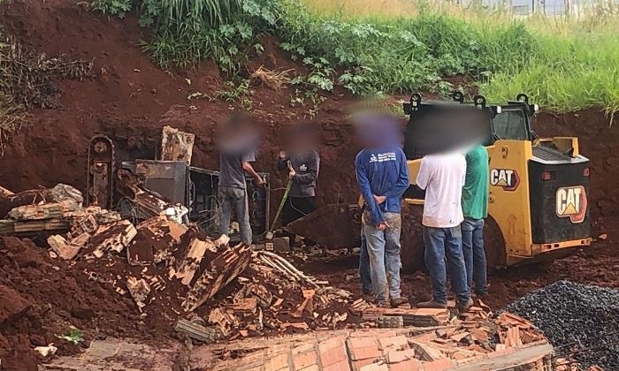 Operador de mini escavadeira fica ferido após muro de residência cair sobre veículo Operador de mini escavadeira fica ferido após muro de residência cair sobre veículo