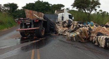 Caminhão trator transportando material reciclado sofre acidente na BR-354 entre Patos de Minas e Lagoa Formosa 