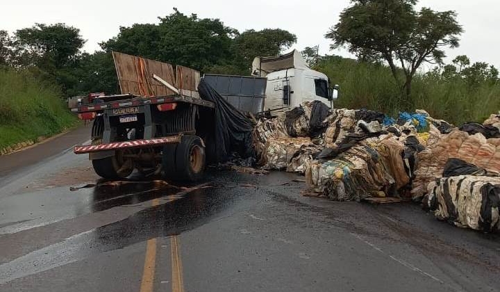 Caminhão trator transportando material reciclado sofre acidente na BR-354 entre Patos de Minas e Lagoa Formosa 