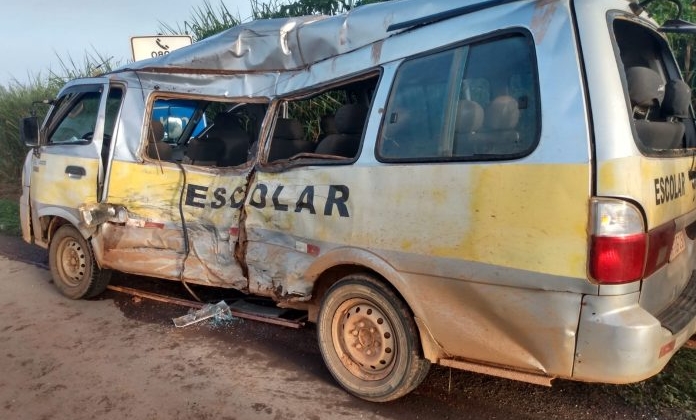 Acidente deixa oito pessoas feridas na BR-262 em Ibiá/MG Acidente deixa oito pessoas feridas na BR-262 em Ibiá/MG