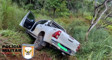 Idoso cochila ao volante, perde controle direcional e caminhonete cai em ribanceira na MGC-354 em Patos de Minas