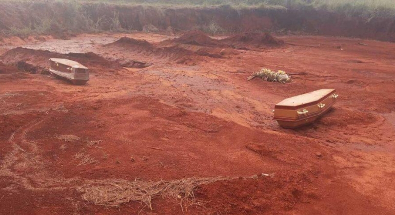 Caixões ficam espalhados em cemitério de Paracatu após enxurrada invadir o local