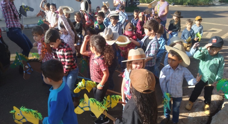 Escola Municipal André Luiz de Carvalho Coelho realiza projeto alusivo a Festa do Feijão 