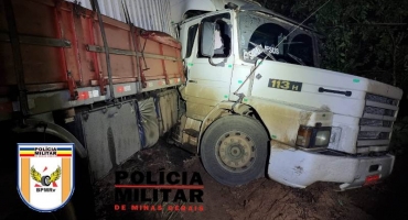 Motorista de carreta perde controle direcional do veículo e sai da pista na MG-410, em Presidente Olegário