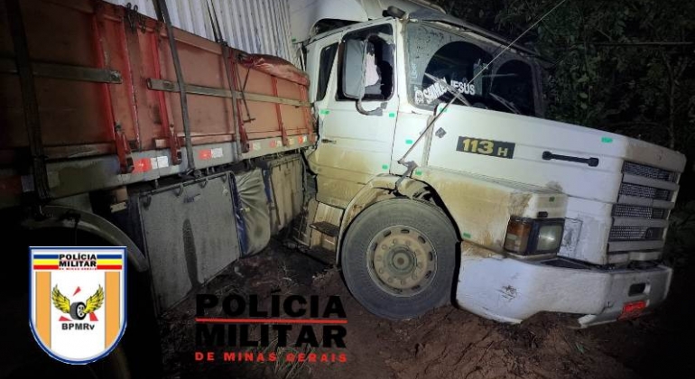 Motorista de carreta perde controle direcional do veículo e sai da pista na MG-410, em Presidente Olegário