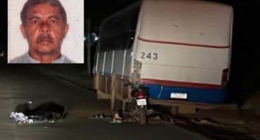 Motoqueiro de 51 anos morre após colidir contra ônibus estacionado em estrada vicinal 