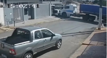 Casa é invadida por carreta desgovernada no bairro Jardim Califórnia em Patos de Minas 