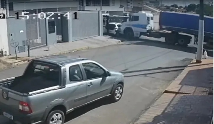 Casa é invadida por carreta desgovernada no bairro Jardim Califórnia em Patos de Minas 