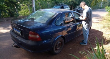 Gangues rivais trocam tiros no bairro Jardim Quebec em Patos de Minas e ação termina com três pessoas detidas e carro cravejado de balas