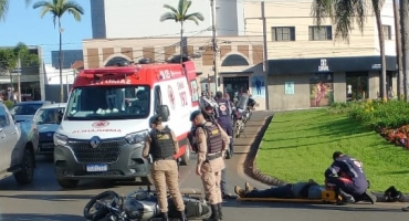 Acidente na Praça Antônio Dias em Patos de Minas deixa motociclista ferido