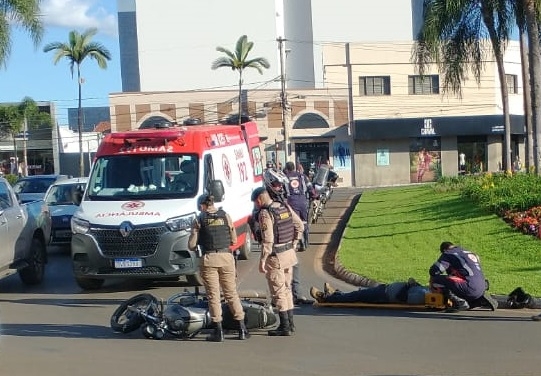 Acidente na Praça Antônio Dias em Patos de Minas deixa motociclista ferido