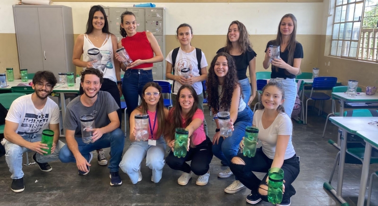 Alunos de Medicina desenvolvem mosquiteiras com os estudantes da Escola Estadual Padre Almir