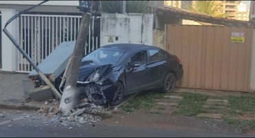 Motorista cochila ao volante e bate carro em poste de iluminação pública em Patos de Minas 