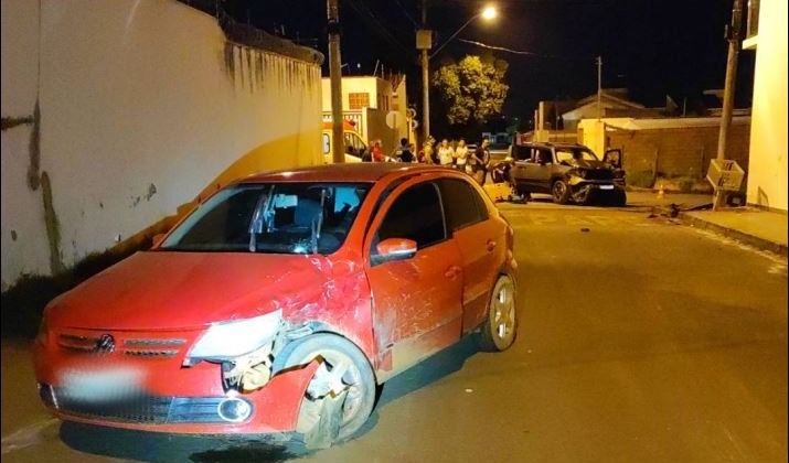 Motorista embriagado e dirigindo veículo possuindo apenas CNH categoria A avança parada obrigatória e prova acidente 