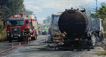 Colisão envolvendo cinco veículos na BR-365 deixa sete pessoas feridas