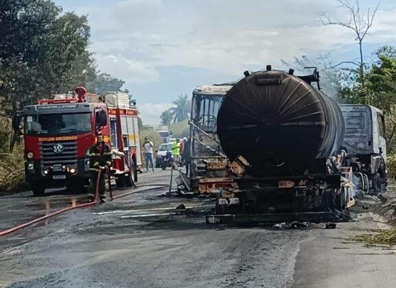 Colisão envolvendo cinco veículos na BR-365 deixa sete pessoas feridas