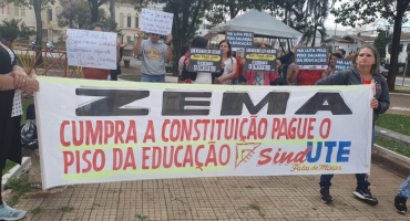 Auxiliares de serviço da rede estadual protestam em Patos de Minas contra baixos salários