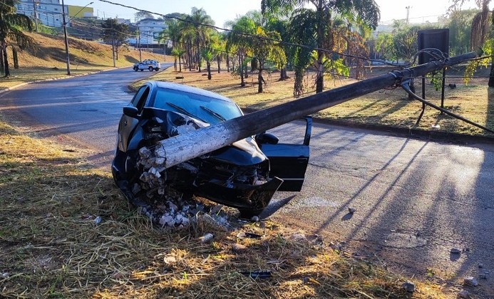 Patos de Minas - Motorista cochila ao volante e colide veículo contra poste de iluminação pública na avenida Fátima Porto