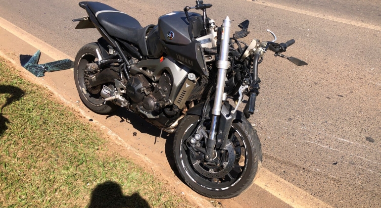 Motociclista não consegue frear e colide contra traseira de carro na avenida JK em Patos de Minas