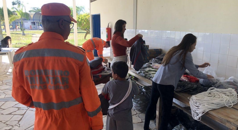 Projeto Bombeiro Mirim  em Patos de Minas entrega uniformes para os participantes