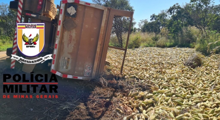 Carreta carregada com milho em espigas de milho tomba na MG-188, em Coromandel