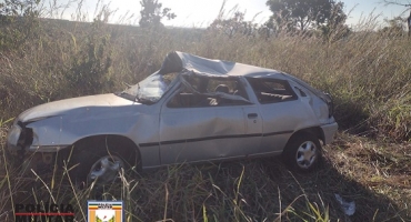 Condutor morre após perder controle de carro “por razões desconhecidas” e capotar veículo, em Patrocínio