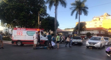 Ciclista na contra mão provoca acidente com motocicleta em Patos de Minas