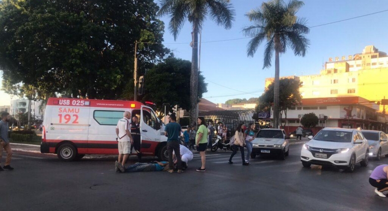 Ciclista na contra mão provoca acidente com motocicleta em Patos de Minas