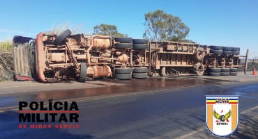  Motorista embriagado tomba caminhão trator e semirreboque na BR-354 no município de Rio Paranaíba