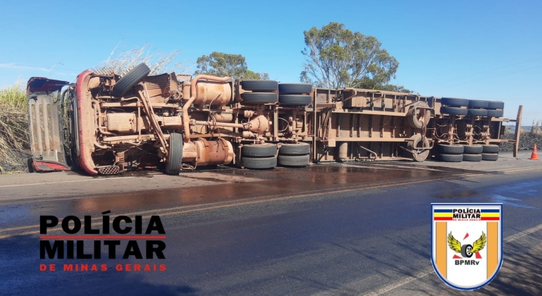  Motorista embriagado tomba caminhão trator e semirreboque na BR-354 no município de Rio Paranaíba