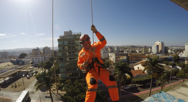 Patos de Minas - Corpo de Bombeiros realiza treinamento de salvamento em altura para operações complexas