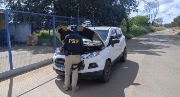 PRF apreende carro clonado e prende casal. O carro original foi roubado no Rio de Janeiro.