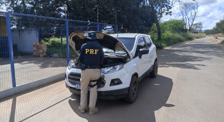 PRF apreende carro clonado e prende casal. O carro original foi roubado no Rio de Janeiro.