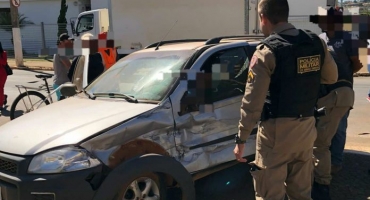 Carmo do Paranaíba – Acidente no centro da cidade deixa motorista inabilitada ferida