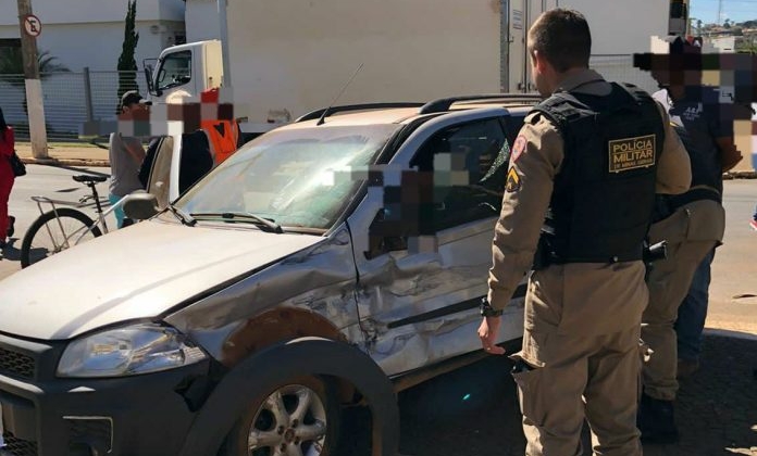 Carmo do Paranaíba – Acidente no centro da cidade deixa motorista inabilitada ferida