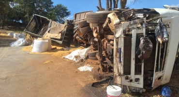 Lagoa Formosa - Motorista de 31 anos fica ferido após bitrem capotar na estrada de Limeira