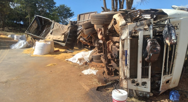 Lagoa Formosa - Motorista de 31 anos fica ferido após bitrem capotar na estrada de Limeira