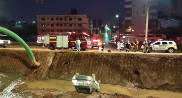 Veículo cai dentro do Córrego do Monjolo, em Patos de Minas; motorista é resgatado pelo Corpo de Bombeiros