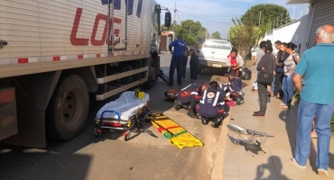 Patos de Minas - Caminhão avança parada obrigatória e deixa motociclista ferida 