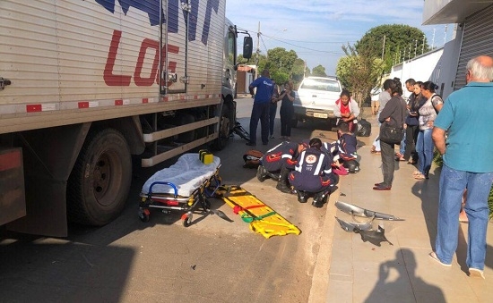 Patos de Minas - Caminhão avança parada obrigatória e deixa motociclista ferida 