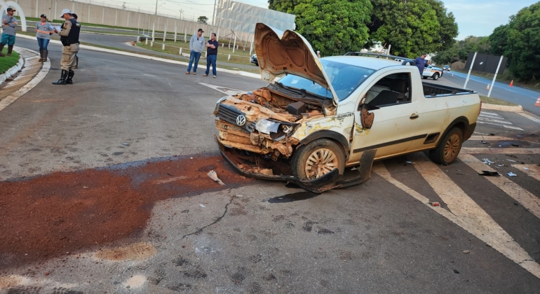 Lagoa Formosa - Motorista fica ferido em acidente envolvendo ônibus e automóvel na BR-354