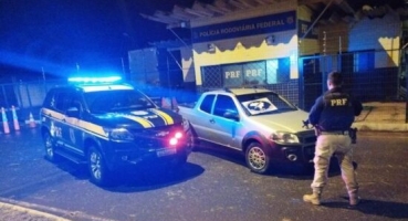 Carro furtado em São Paulo é localizado durante operação da PRF na BR-365 em Patos de Minas