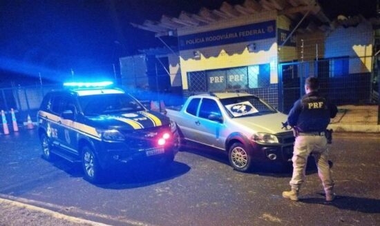 Carro furtado em São Paulo é localizado durante operação da PRF na BR-365 em Patos de Minas