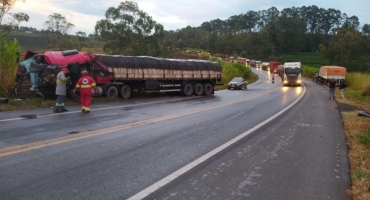 Acidente entre duas carretas deixa motorista gravemente ferido na BR 262