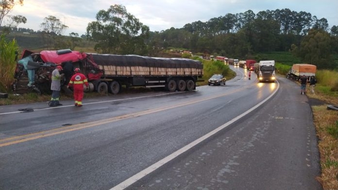 Acidente entre duas carretas deixa motorista gravemente ferido na BR 262