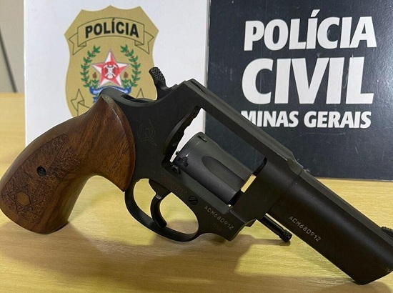 Homem é encaminhado para o presídio após ser detido com arma de fogo furtada em Patos de Minas