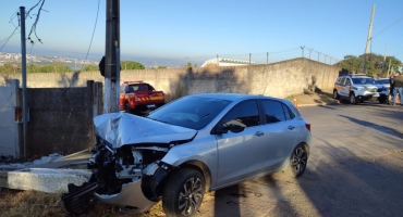 Motorista colide veículo contra poste de iluminação pública e interdita trânsito em Patos de Minas